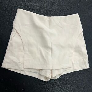 Cream Skorts with High-Waisted Style and Tailored Fit